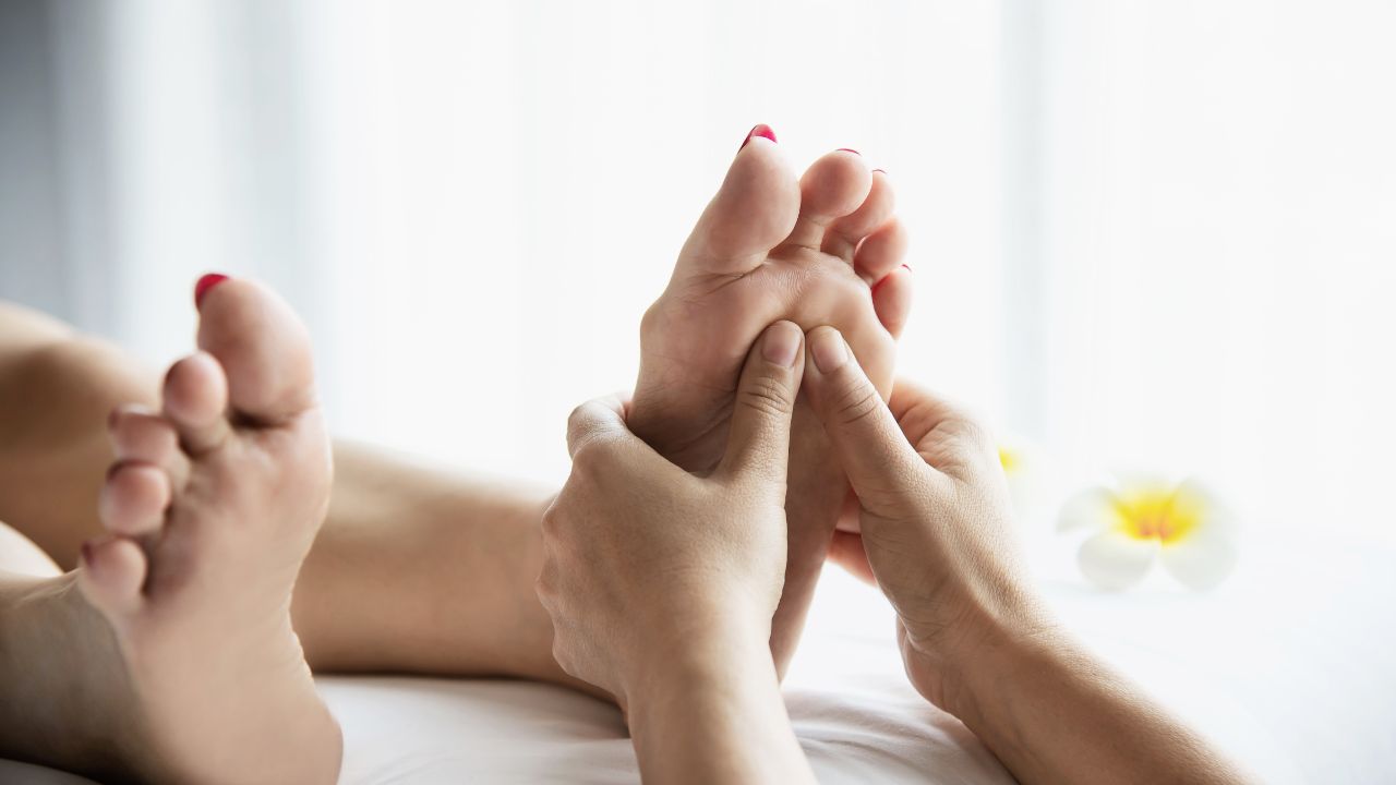 What Are the Essential Steps for an Effective Foot Massage?